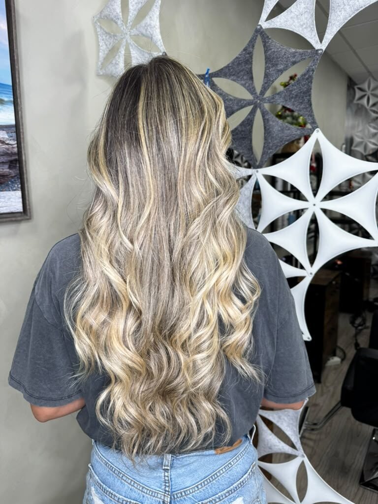 Loiro trabalhado com ondas — vista de costas