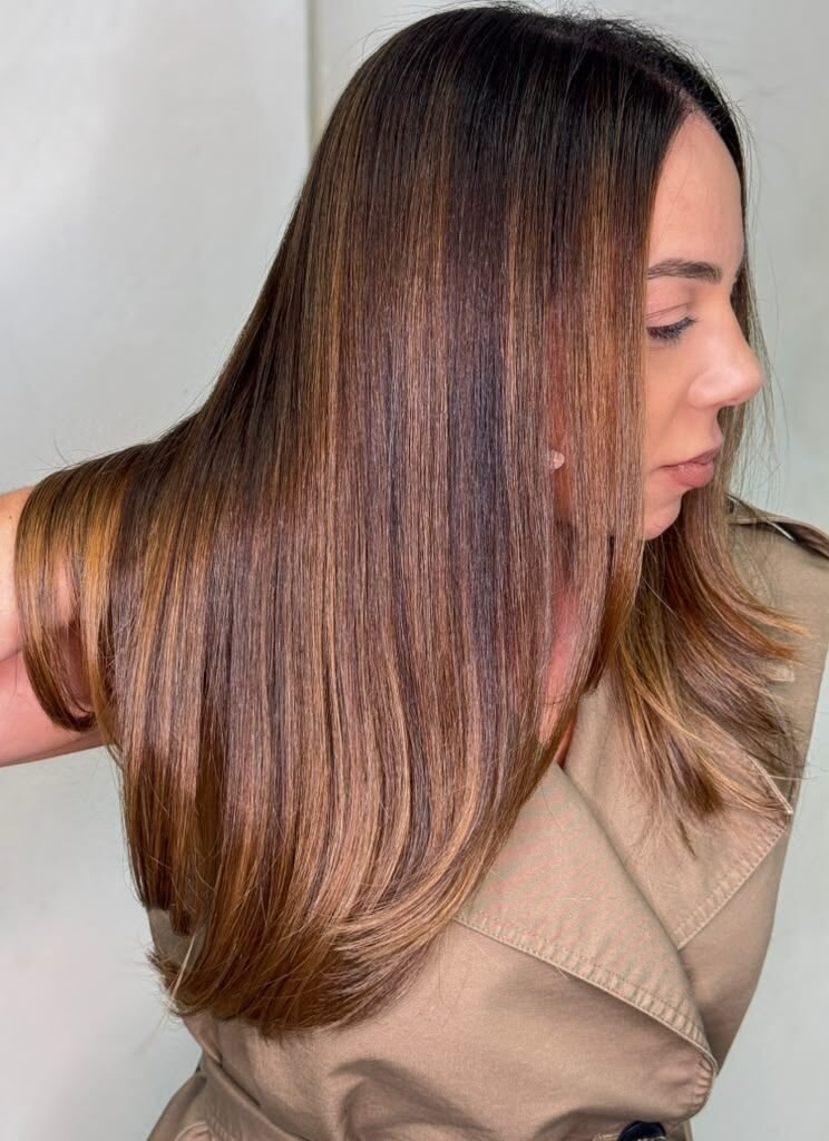 Morena iluminada com mechas